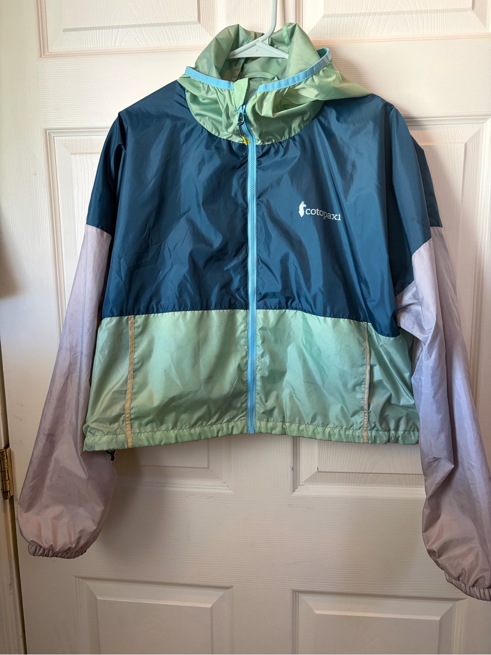 Cotopaxi Teca crop Colorblock Windbreaker Jacket - Teal & Mint